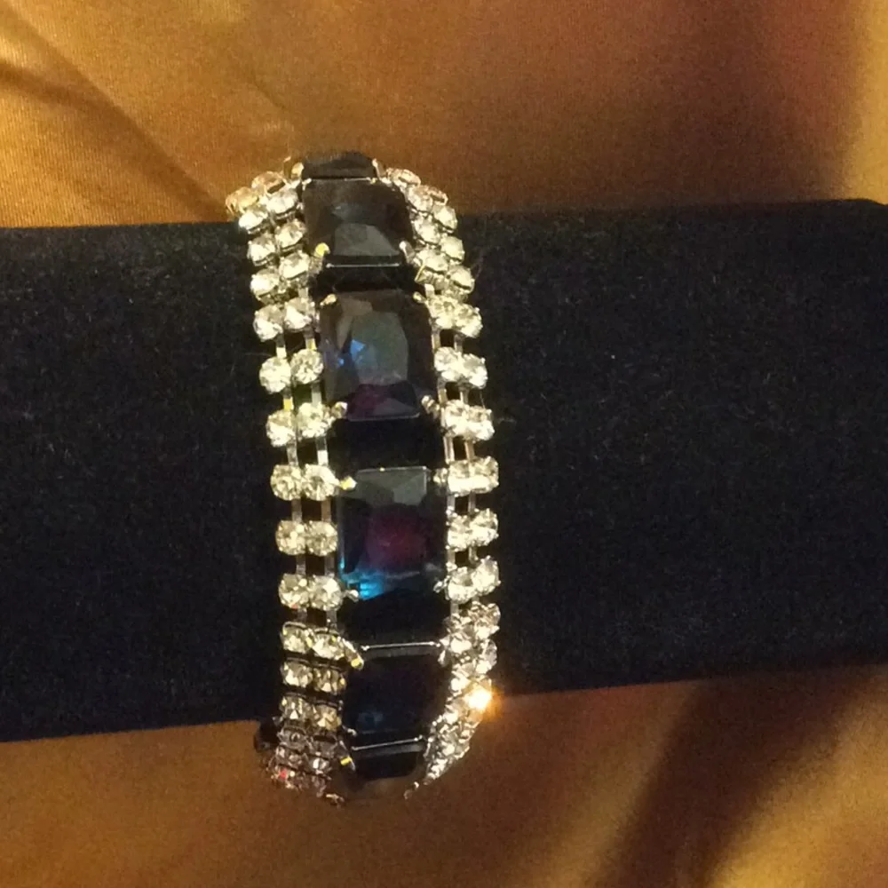 Blue stone & rhinestone bracelet, lightweight, NWT